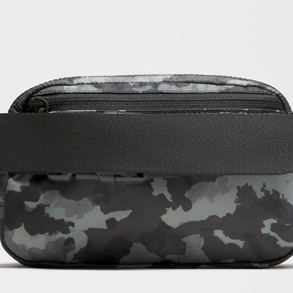 Lululemon Everywhere Belt Bag Camo Grey/Onyx 1L New - Picture 3 of 11